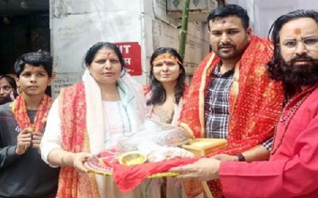 आस्था : पंजाब से आए एक श्रद्धालु ने मनोकामना पूर्ण होने पर मां ज्वाला के चरणों में चढ़ाया 880 ग्राम का चांदी का छत्र  