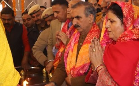 सीएम सुक्खू धर्मपत्नी सहित शिमला के ऐतिहासिक जाखू मंदिर में पवन पुत्र हनुमान जी का लिया आशीर्वाद 