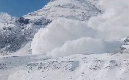 अटल टनल के नॉर्थ पोर्टल के समीप पीर पंजाल की चोटी से गिरा हिमखंड, पर्यटकों में दहशत का माहौल 