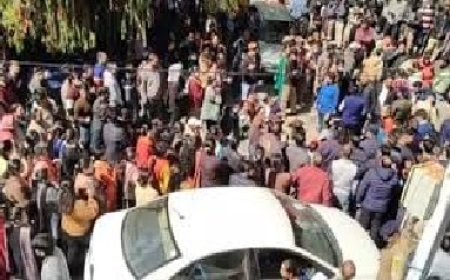 चंबा स्थित मेडिकल कॉलेज एवं अस्पताल के गेट के बाहर आउटसोर्स कर्मचारियों ने किया चक्का जाम  