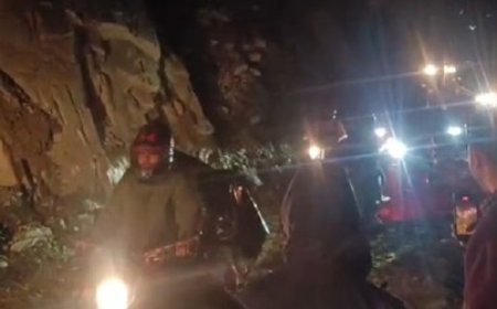 भरमौर- पठानकोट हाईवे बत्ती दी हटी के पास देर रात भारी भूस्खलन के कारण यातायात बाधित