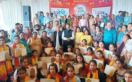 स्वांवुमेन फडरेशन ने 40 छात्राओं को बांटे 2.79 लाख के छात्रवृत्ति चेक