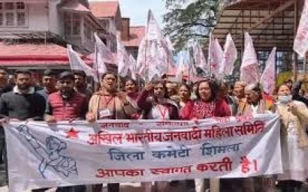 शिमला के कमला नेहरू अस्पताल से गायनी वार्ड को शिफ्ट करने के विरोध में अस्पताल के बाहर भाजपा ने किया प्रदर्शन 