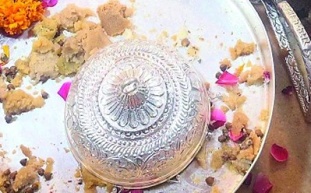 आस्था : श्री चिंतपूर्णी जी के दरबार में एक परिवार ने माता के चरणों में 500 ग्राम चांदी का छत्र किया अर्पित 