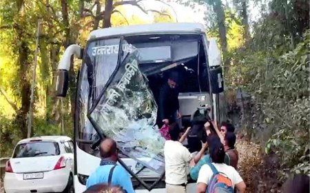 NH 707 खजुरना पुल के पास बस और ट्रक की टक्कर में शीशा तोड़कर निकाले यात्री