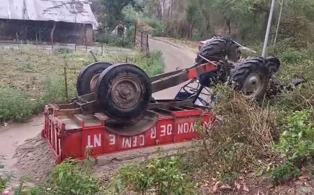 रेत से लदी ट्रैक्टर ट्रॉली बीच सडक़ पलटी, नीचे आया चालक