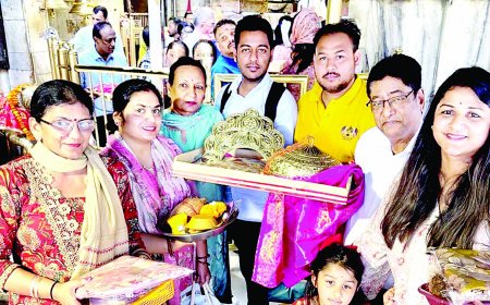 चिंतपूर्णी मंदिर में सवा किलो चांदी का मुकुट और छत्र मां को अर्पित, भक्तों ने मन्नत पूरी होने पर किया भेंट