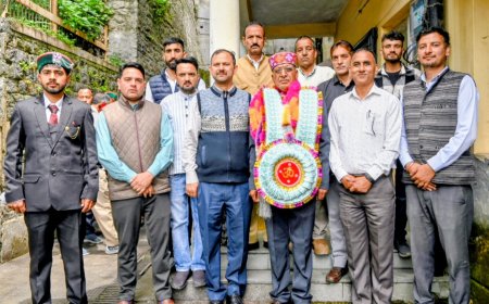 सेवानिवृत्ति पर वाहन चालक धर्मचंद शर्मा को दी विदाई