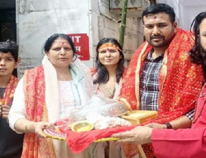 आस्था : पंजाब से आए एक श्रद्धालु ने मनोकामना पूर्ण होने पर मां ज्वाला के चरणों में चढ़ाया 880 ग्राम का चांदी का छत्र  