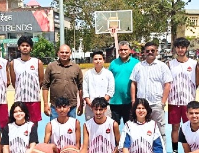 राज्य स्तरीय बास्केटबॉल प्रतियोगिता के लिए सिरमौर की अंडर-19 टीमें नाहन से हमीरपुर रवाना 