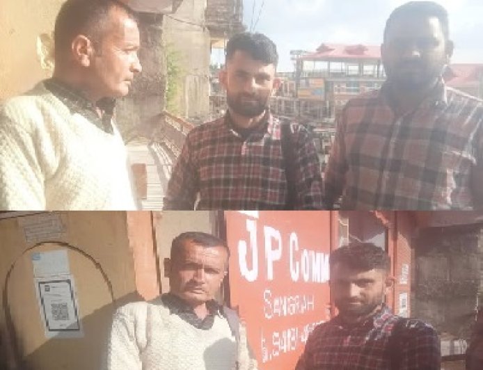 मीनू कोच के परिचालक एवं मालिक विरेंद्र सिंह उर्फ वीरू ने यात्री को उनका पर्स लौटाकर पेश की ईमानदारी की मिसाल 