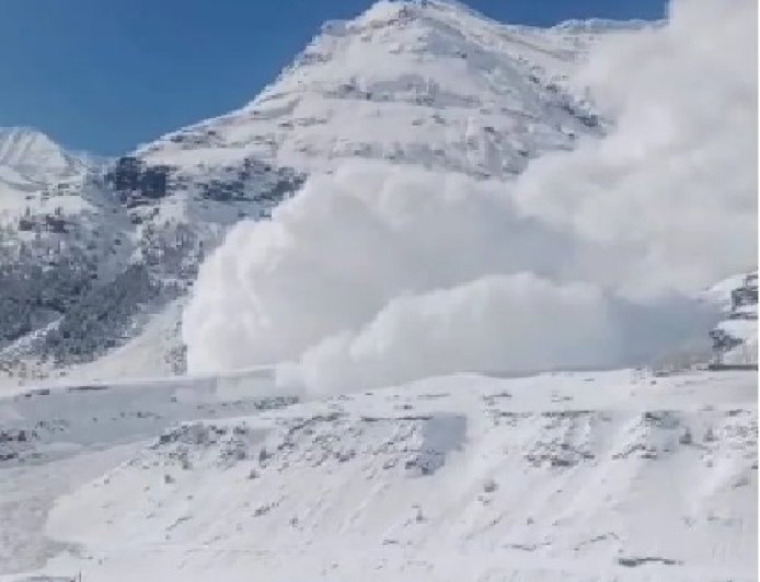 अटल टनल के नॉर्थ पोर्टल के समीप पीर पंजाल की चोटी से गिरा हिमखंड, पर्यटकों में दहशत का माहौल 