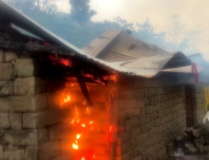 बारिश और ओलावृष्टि के बीच मंडी के कोटली में आसमानी बिजली गिरने से गौशाला जलकर राख 