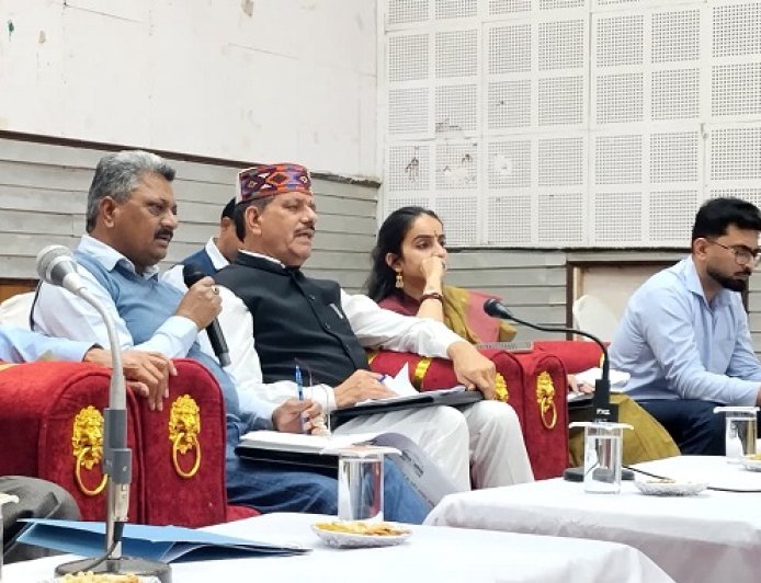 विकास कार्यों एवं योजनाओं के क्रियान्वयन में बनाए रखें तेजी  : सुरेश कुमार