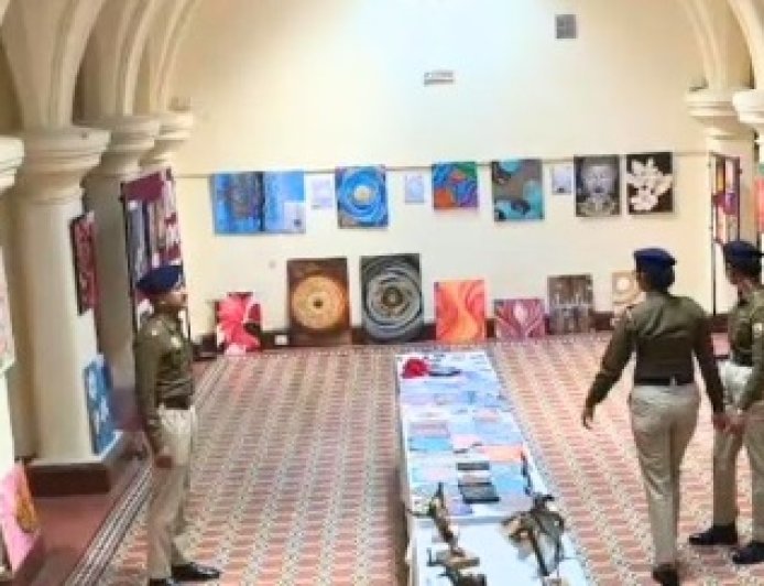 डंडे' वाले हाथों में 'ब्रश' के रंग: हिमाचल पुलिस के मानवीय चेहरे ने दुनिया को किया दंग