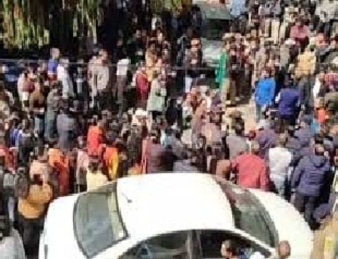 चंबा स्थित मेडिकल कॉलेज एवं अस्पताल के गेट के बाहर आउटसोर्स कर्मचारियों ने किया चक्का जाम  