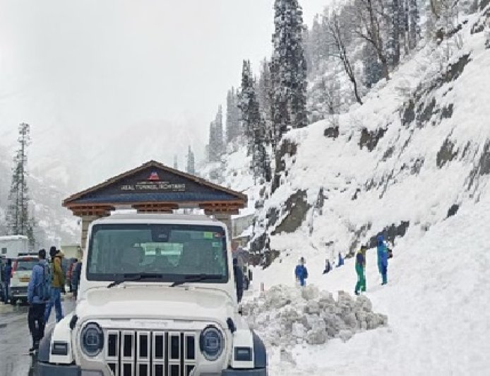 मौसम के करवट बदलने से रोहतांग और भरमौर-पांगी की चोटियों पर बर्फबारी दर्ज 