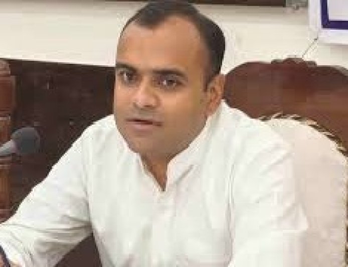 जिलाधिकारी मयूर दीक्षित ने जनपद वासियों से पोर्टल के माध्यम से स्व गणना करने की अपील