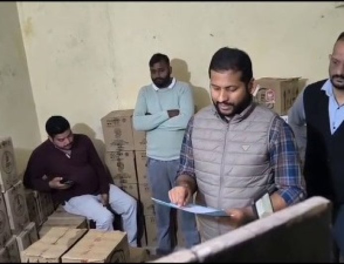 राज्य कर एवं आबकारी विभाग हमीरपुर ने पकड़ा शराब का बड़ा जखीरा,अपूर्व चंदेल के निर्देशों पर हुई कार्रवाई  
