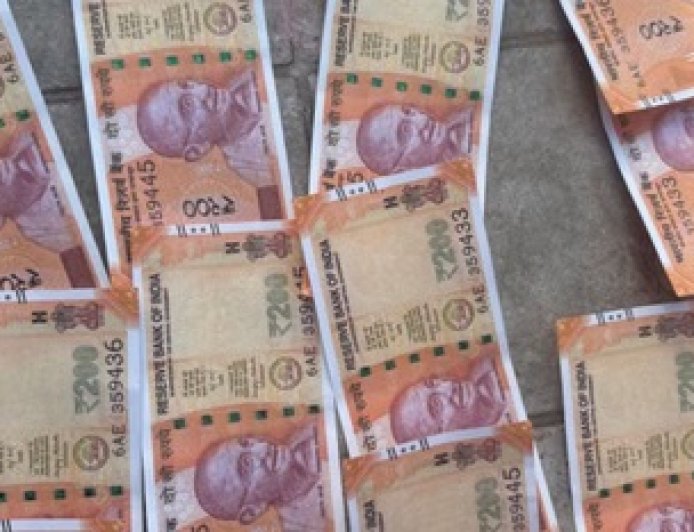 हमीरपुर में चाय के बहाने बुजुर्ग दुकानदार से ठगी,दो कार सवार बुजुर्ग को थमा गए नकली नोट  