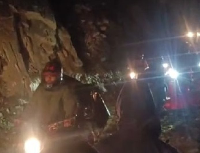 भरमौर- पठानकोट हाईवे बत्ती दी हटी के पास देर रात भारी भूस्खलन के कारण यातायात बाधित