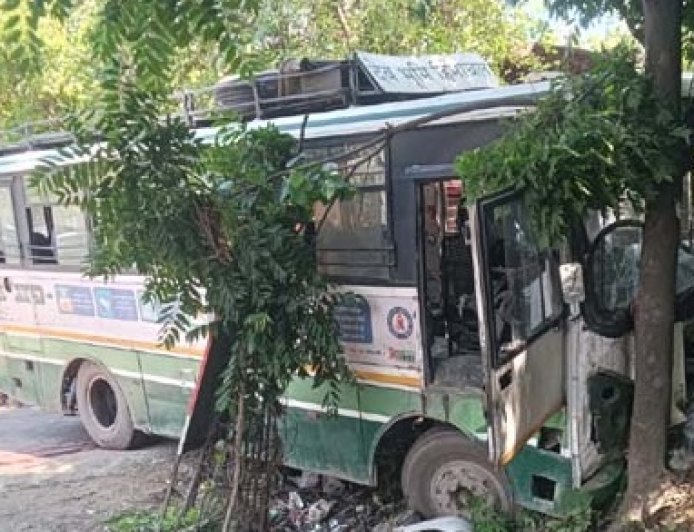 धर्मशाला से होशियारपुर जा रही HRTC की बस दुर्घटनाग्रस्त,हादसे में एक दर्जन से अधिक यात्री घायल