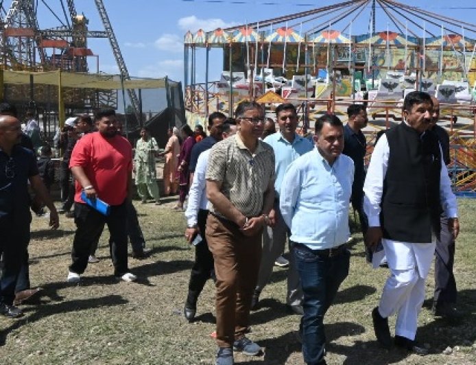 उपमुख्यमंत्री मुकेश अग्निहोत्री ने हरोली उत्सव में सजे बाजार, दुकानों व झूलों का किया अवलोकन