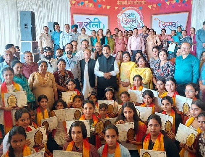 स्वांवुमेन फडरेशन ने 40 छात्राओं को बांटे 2.79 लाख के छात्रवृत्ति चेक