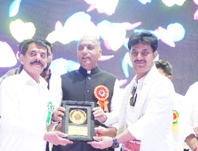 संगड़ाह के समाजसेवी सूरत कंठ ने हाटी समिति को दिए 1 लाख,चंडीगढ़ में आयोजित भादरी उत्सव में पूर्व सीएम ने किया सम्मानित  