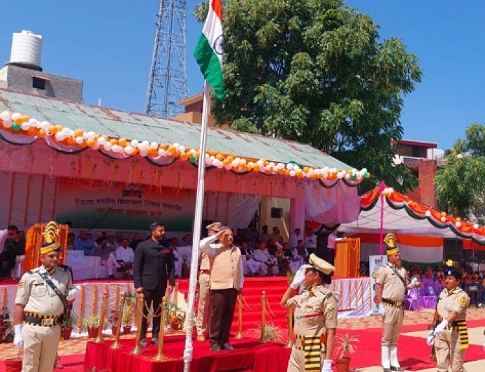 शिक्षा मंत्री रोहित ठाकुर ने ऊना में फहराया राष्ट्रीय ध्वज, हिमाचल दिवस पर दी शुभकामनाएं