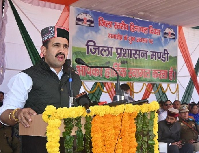 मंडी के सेरी मंच पर फहराया तिरंगा, भव्य मार्चपास्ट की ली सलामी,भुभुजोत टनल की डीपीआर का कार्य शुरू : विक्रमादित्य सिंह 