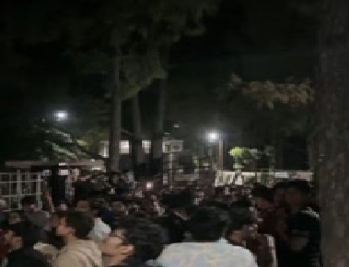 जेपी विश्वविद्यालय में बीटेक के छात्र ने हॉस्टल की बालकनी से कूदकर आत्महत्या का किया प्रयास 