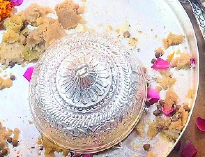 आस्था : श्री चिंतपूर्णी जी के दरबार में एक परिवार ने माता के चरणों में 500 ग्राम चांदी का छत्र किया अर्पित 