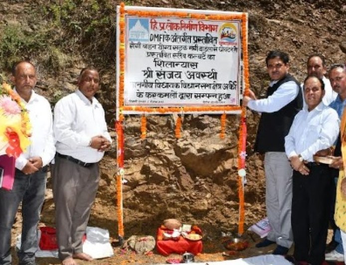 संजय अवस्थी ने 14.67 लाख रुपये की लागत से बनने वाले स्लैब कल्वर्ट कार्य की रखी आधारशिला  