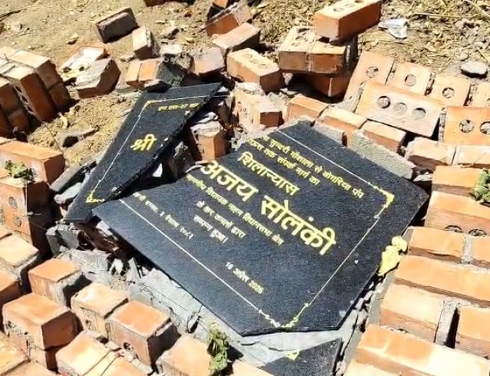 नाहन में तोड़ी दो सड़कों की शिलान्यास पट्टिकाएं , विधायक बोले , पट्टिका तोड़ने से नहीं पड़ता फर्क , लोगों के दिलों में है पहचान 