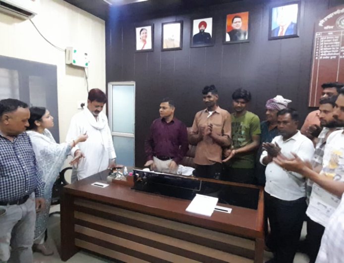 मंडी समिति प्रशासन से की फुटकर फ्रूट सब्जी के स्ट्रीट वेंडर्स को कारोबारी लाइसेंस दिए जाने की मांग