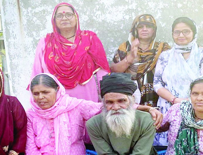 ऊना के 73 वर्षीय रणवीर सिंह ने गुस्से में छोड़ा घर, 50 साल बाद वापसी पर परिवार से मिलकर बहे आंसू