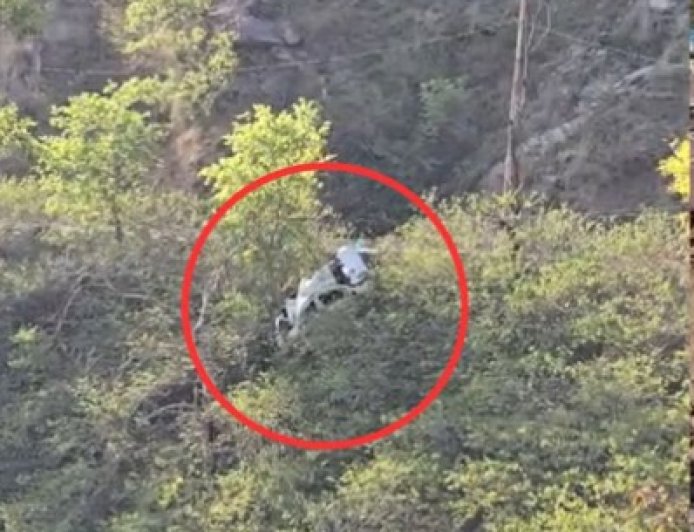 पंडोह डैम के पास खाई में गिरी कार, एक की मौत, तीन घायल