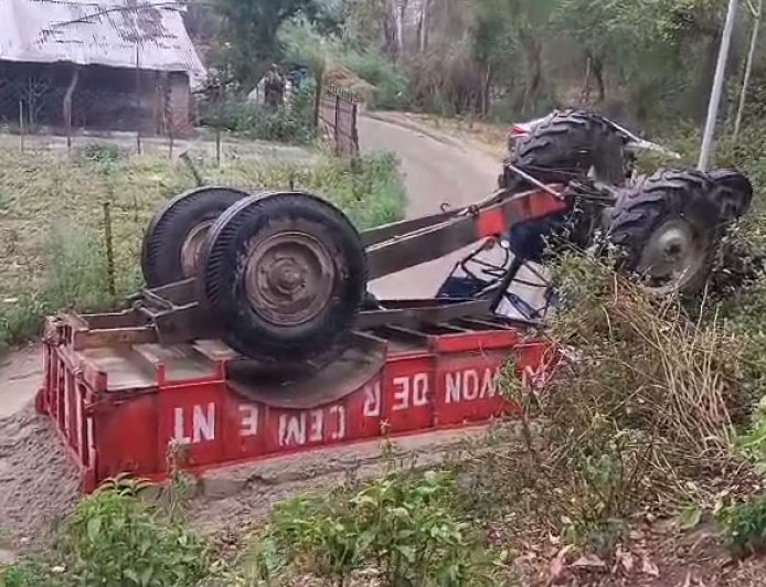 रेत से लदी ट्रैक्टर ट्रॉली बीच सडक़ पलटी, नीचे आया चालक