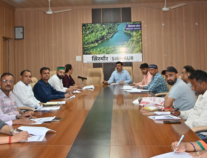 सिरमौर में आधार अपडेट पर जोर, 0–5 वर्ष के बच्चों का पंजीकरण और 5 व 15 वर्ष पर बायोमैट्रिक अपडेट अनिवार्य – एडीएम