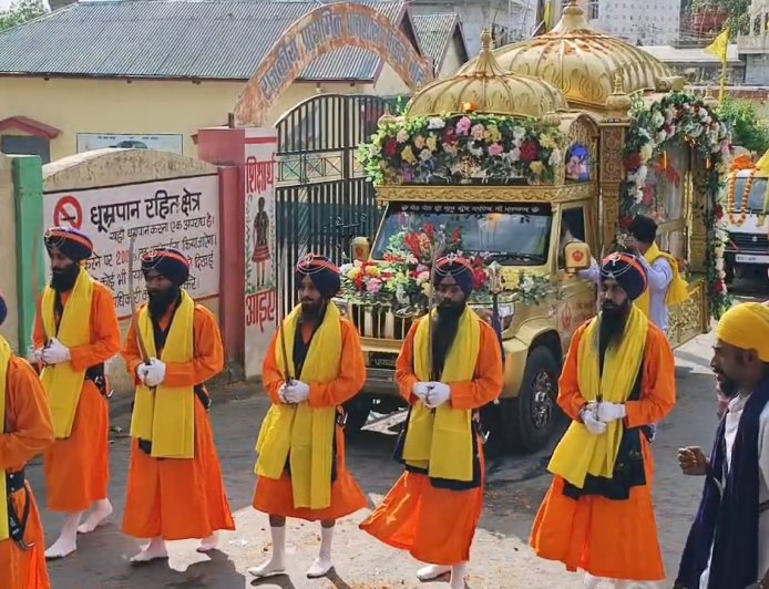 नाहन शहर में   गुरु गोविंद सिंह जी के आगमन दिवस को लेकर शहर में निकला भव्य नगर कीर्तन