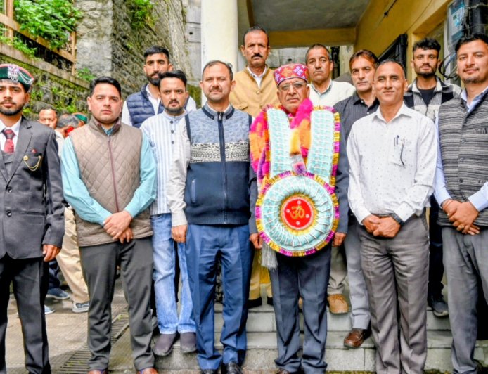 सेवानिवृत्ति पर वाहन चालक धर्मचंद शर्मा को दी विदाई