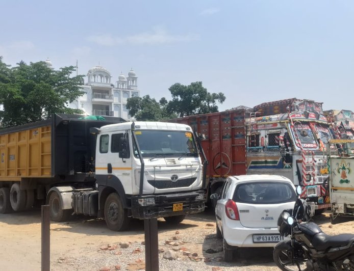 सिरमौर पुलिस ने अवैध खनन के खिलाफ कार्रवाई करते हुए दो दिनों में किये 53 वाहनों के चालान