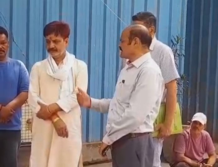 हरिद्वार में स्ट्रीट वेंडर्स का प्रदर्शन: उत्पीड़न के विरोध में नगर निगम पर धरना, 2 मई से अनिश्चितकालीन आंदोलन की चेतावनी