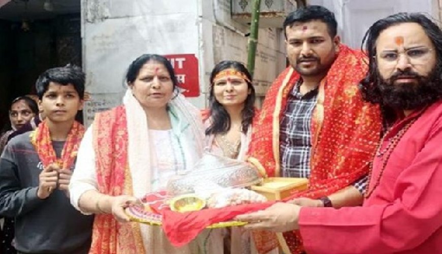 आस्था : पंजाब से आए एक श्रद्धालु ने मनोकामना पूर्ण होने पर मां ज्वाला के चरणों में चढ़ाया 880 ग्राम का चांदी का छत्र  