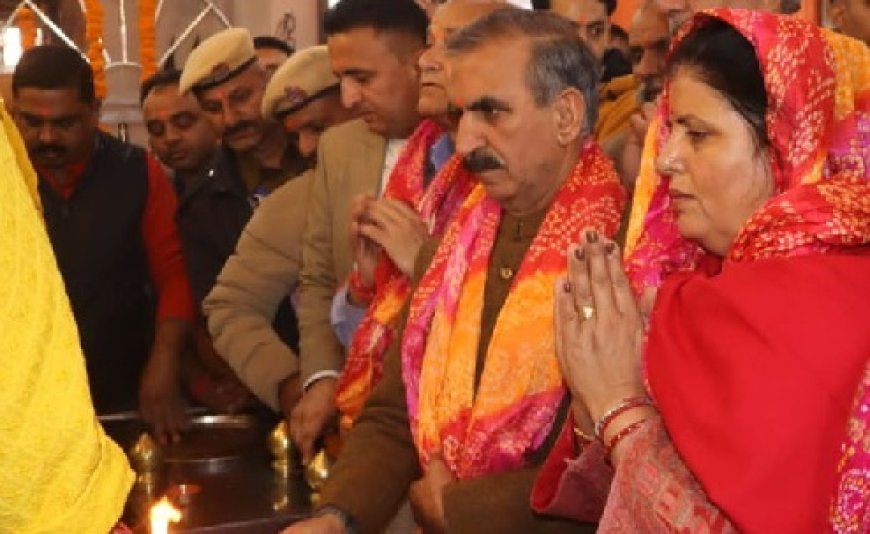 सीएम सुक्खू धर्मपत्नी सहित शिमला के ऐतिहासिक जाखू मंदिर में पवन पुत्र हनुमान जी का लिया आशीर्वाद 