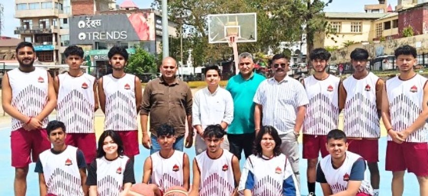 राज्य स्तरीय बास्केटबॉल प्रतियोगिता के लिए सिरमौर की अंडर-19 टीमें नाहन से हमीरपुर रवाना 