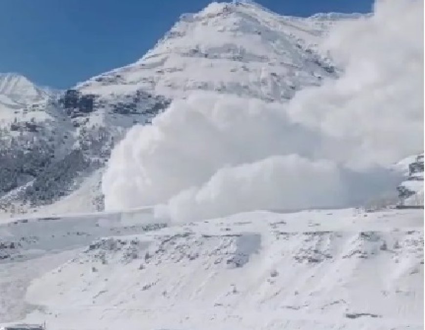 अटल टनल के नॉर्थ पोर्टल के समीप पीर पंजाल की चोटी से गिरा हिमखंड, पर्यटकों में दहशत का माहौल 