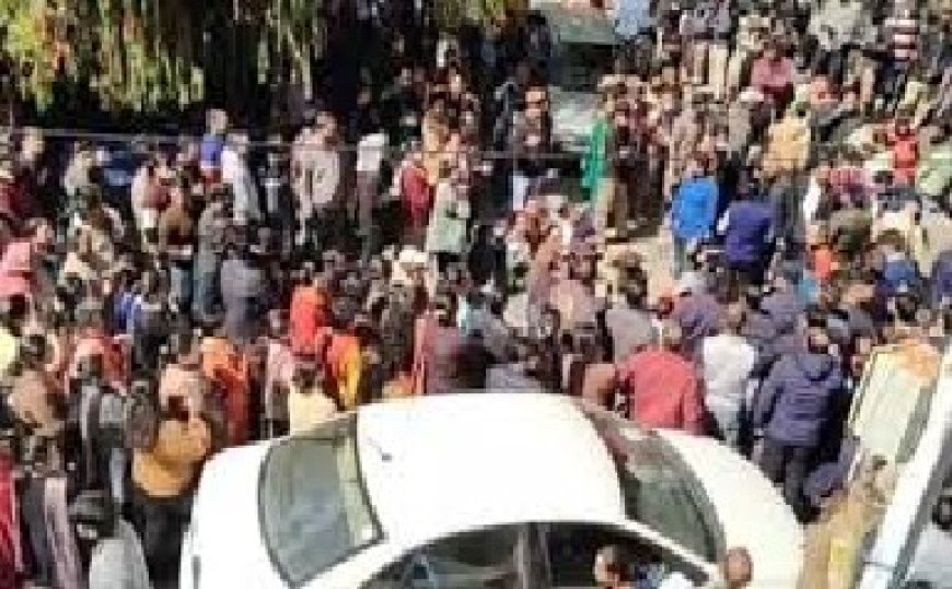 चंबा स्थित मेडिकल कॉलेज एवं अस्पताल के गेट के बाहर आउटसोर्स कर्मचारियों ने किया चक्का जाम  