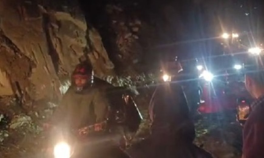 भरमौर- पठानकोट हाईवे बत्ती दी हटी के पास देर रात भारी भूस्खलन के कारण यातायात बाधित